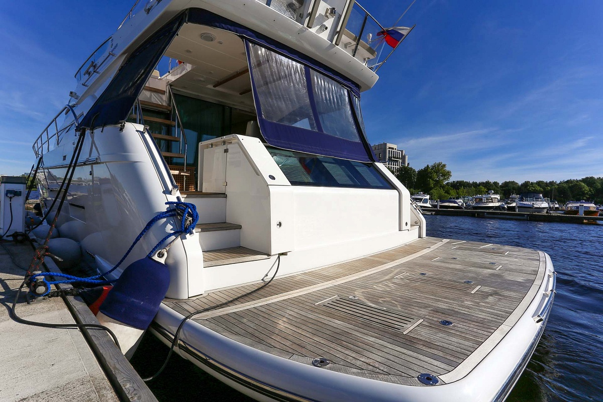 Аренда моторной яхты Fairline 65 Squadron - Санглара в Санкт-Петербурге